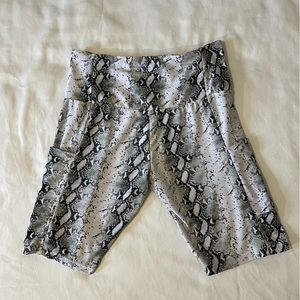 Love Streak Legging Shorts Size Large Black & White Snakeskin Print